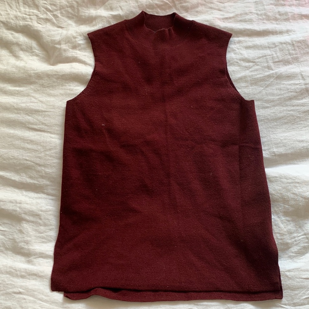 maroon uniqlo sleeveless mock neck